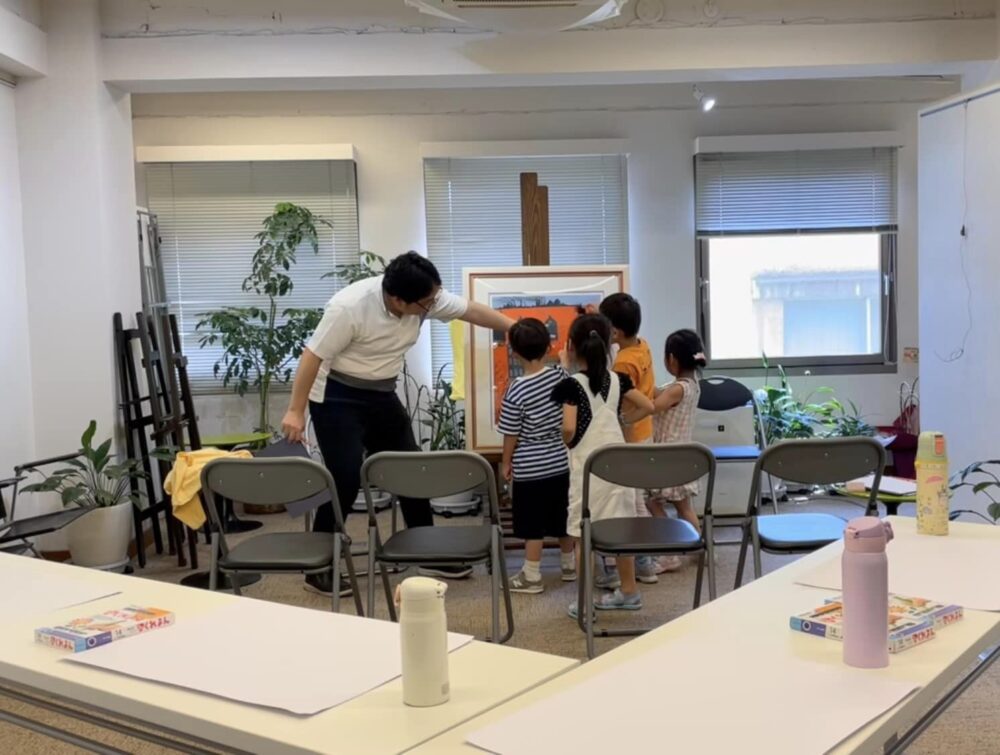 子どもたちが絵を囲んで対話するゆるパカ鑑賞会の様子